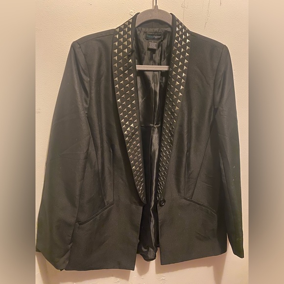 Fashionable black blazer w/ silver accents - Picture 1 of 4